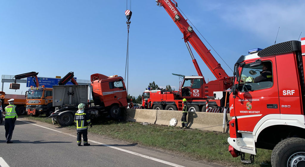 Unfall auf der Südautobahn: Lkw auf Betonleitwand
